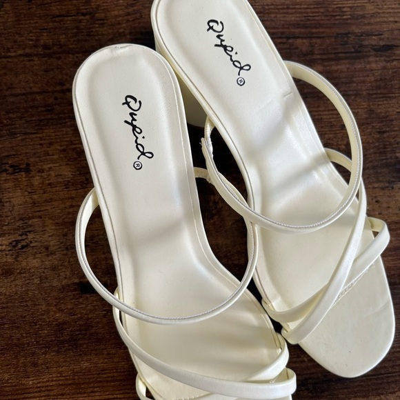 QUPID Brand Women's White Strappy Slip on Sandals Size 10 - Picture 4 of 10